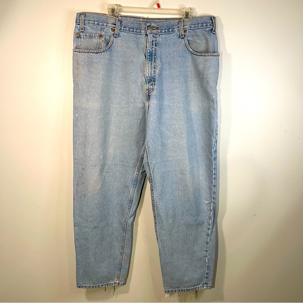 Vintage men’s Levi’s 560 loose fit light wash tapered leg blue jeans 40x30